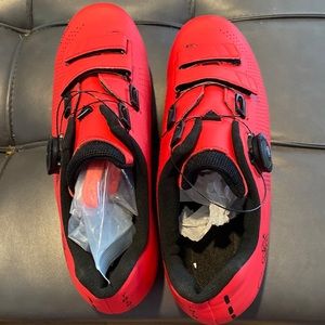 Indoor cycling shoes compatible with peloton